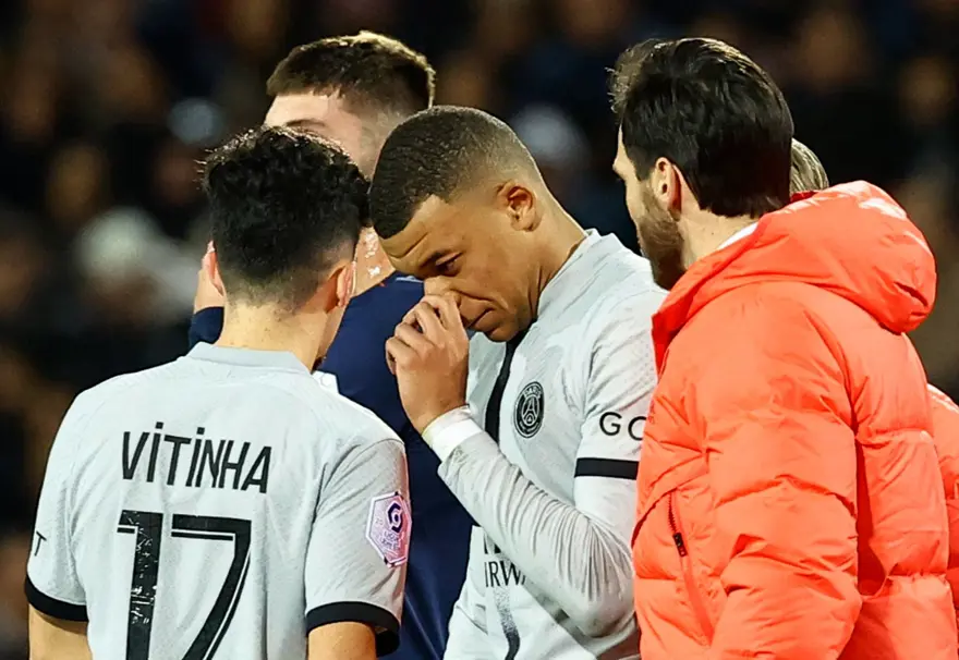 Kylian Mbappe'nin üzgün gecesi: 2 kez penaltı kaçırdı ilk yarıda sakatlandı 1 Kylian Mbappe'nin üzgün gecesi: 2 kez penaltı kaçırdı ilk yarıda sakatlandı 1
