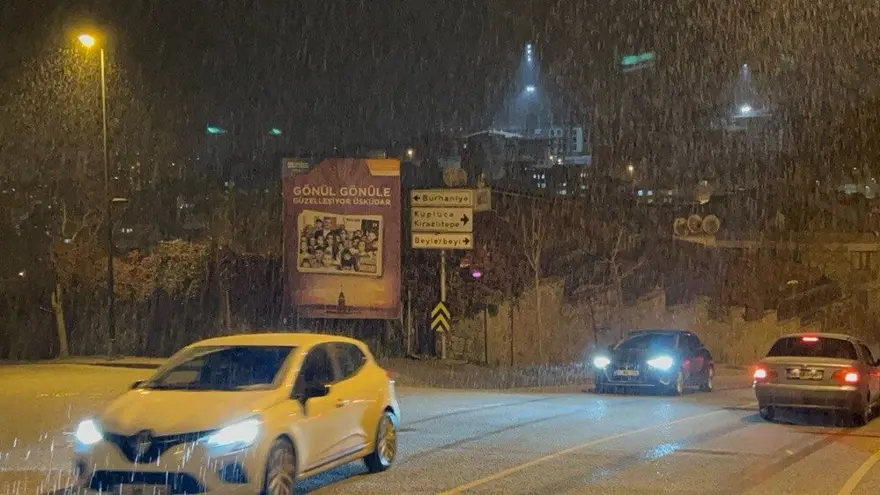 İstanbul'da kar yağışı etkisini artırıyor: Meteoroloji'den yeni uyarı 4
