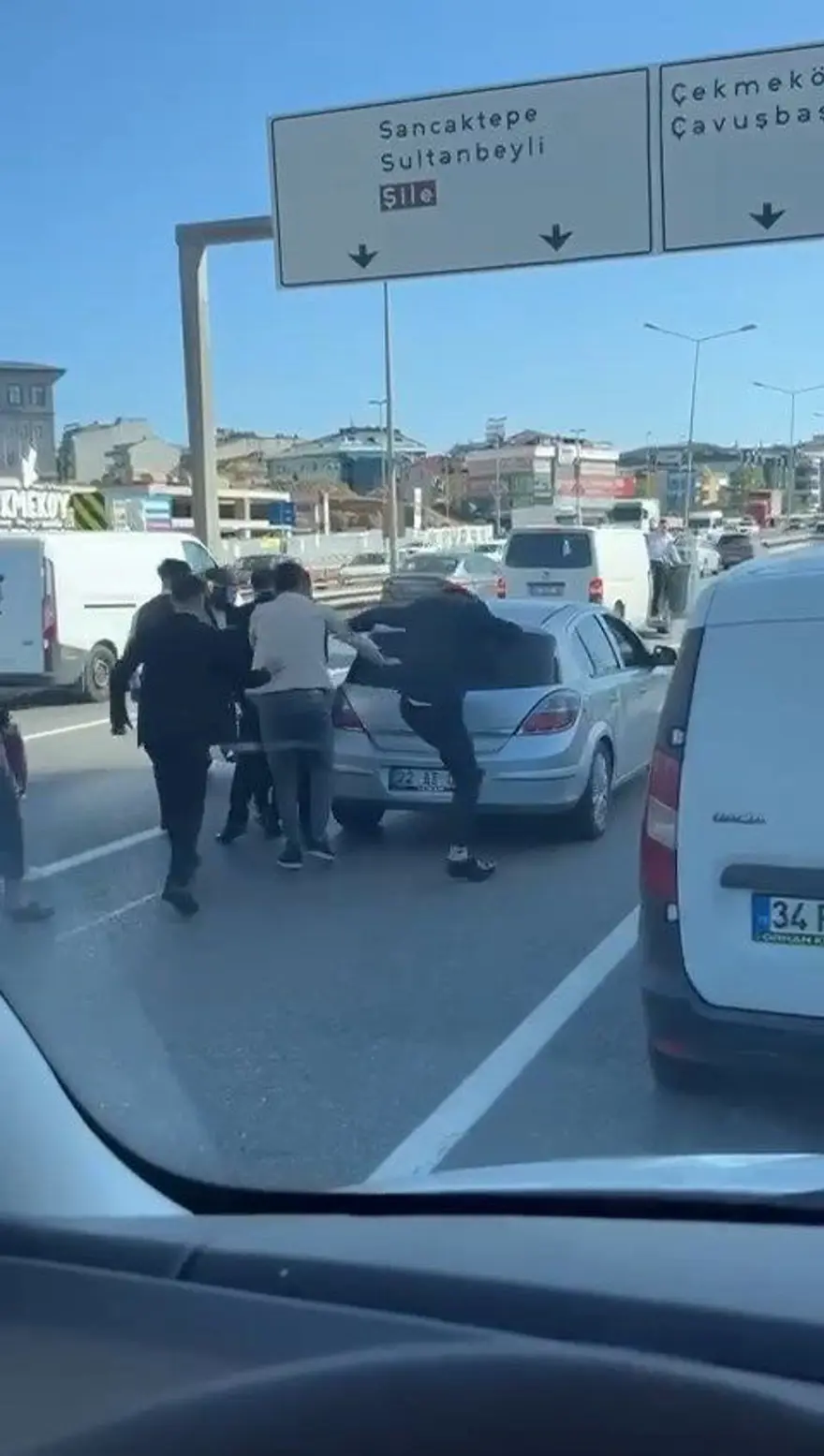 Trafiği yavaşlatan düğün konvoyuna tepki gösterdi, saldırıyauğradı 3