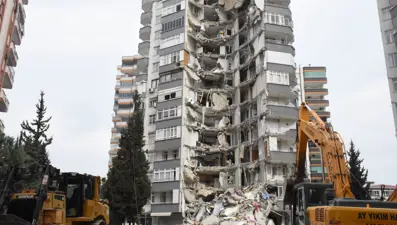 25 yıl önceki Ceyhan depremi sonrası güçlendirilen kolon son depremde ayakta tuttu