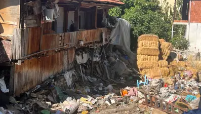 Kötü koku ihbarı geldi, evden 20 kamyon çöp çıktı