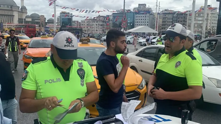 TaksimMeydanı’nda taksiciye gözaltı | “Bu aracı yakarım” diye tehdit etti 1