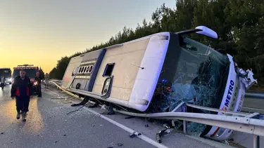 Uşak'ta yolcu otobüsü devrildi: 11 yaralı