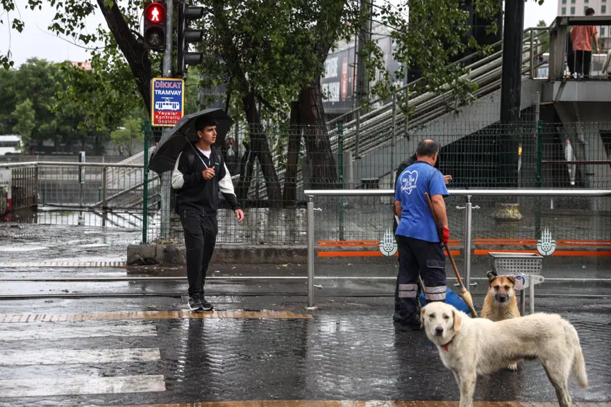 İstanbul'da sağanak yağış devam ediyor: Meteoroloji uyarmıştı 5