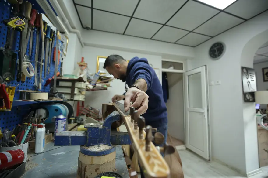 20 yıldır kendi atölyesinde üretiyor: Dut ağacından yapıyor; İngiltere, Almanya, Hollanda ve Kanada'ya gönderiyor 8