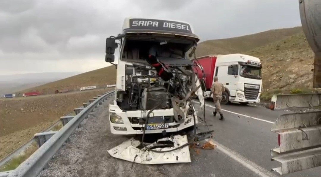 Van'da 2 TIR kafa kafaya çarpıştı: 3 yaralı