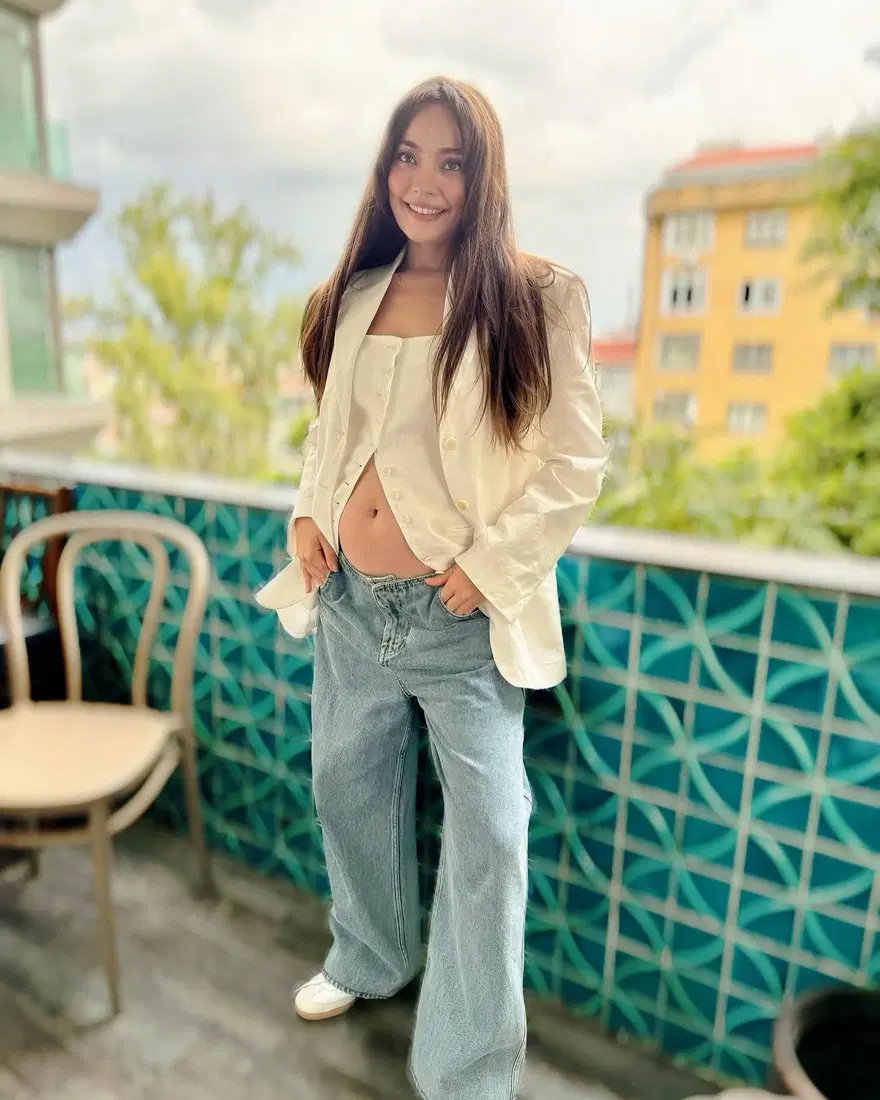Oyuncu Zeynep Tuğçe Bayat'tan karnı burnunda yeni kare 2 Oyuncu Zeynep Tuğçe Bayat'tan karnı burnunda yeni kare 2