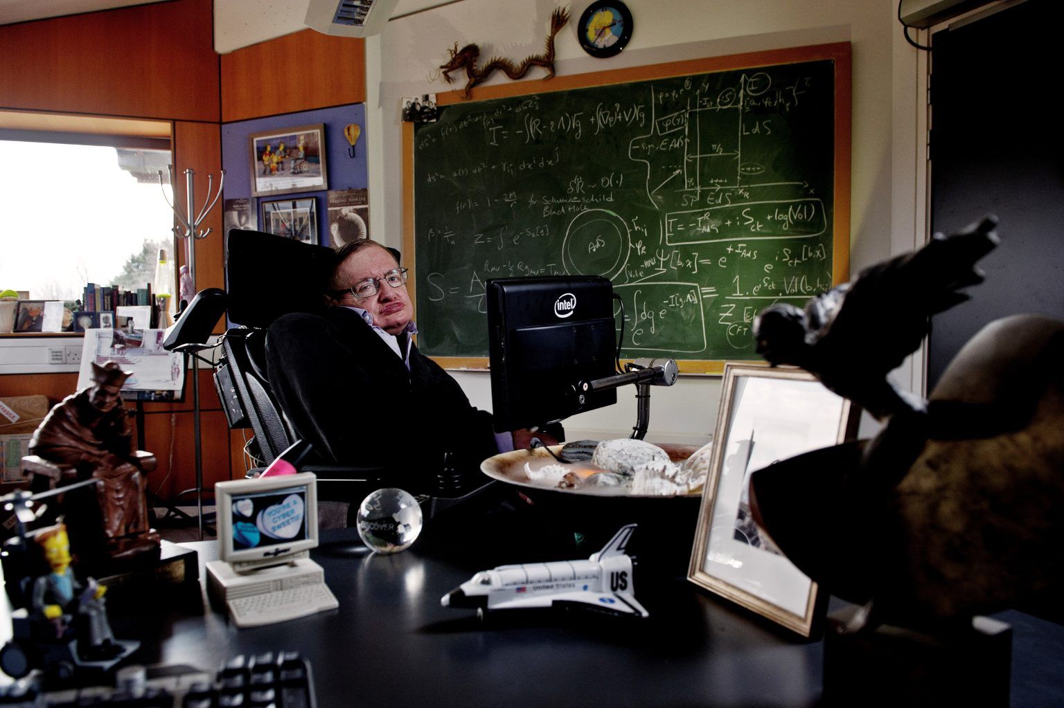 Ünlü fizikçi Stephen Hawking'in mirası bölüşüldü: Eşyalarının bir kısmı Londra Bilim Müzesi'nde sergilenecek