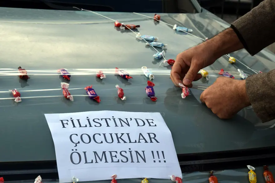 Aracını bayram şekeriyle süsledi, mahalle mahalle gezerek çocuklara ikram etti 5