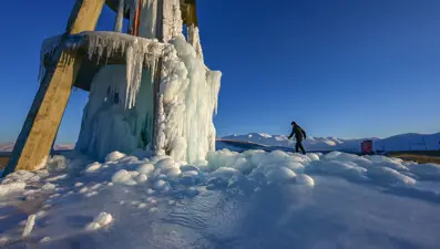 Patlayan su deposu buz tuttu