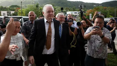 Wikileaks'in kurucusu Assange artık özgür: ABD ile anlaşarak casusluk suçunu kabul etti