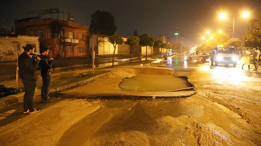 Adana'da şiddetli yağış asfaltı çökertti 1