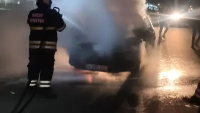 Antakya’da otomobil alev alev yandı