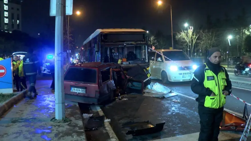İstanbul'da feci kaza: Otomobil İETT otobüsüyle çarpıştı, 2 kişi öldü 1