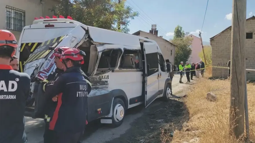 Yolcu treni, öğrenci servisine çarptı: Yaralılar var 2 Yolcu treni, öğrenci servisine çarptı: Yaralılar var 2