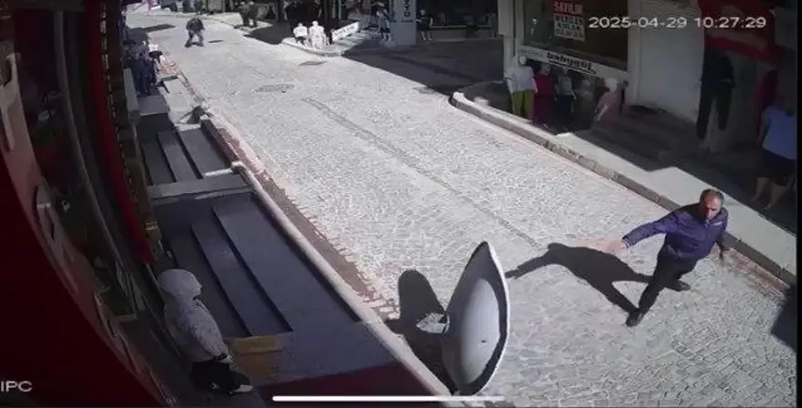 İstanbul'da ilginç olay: Yolda yürürken üzerine anten düştü 4