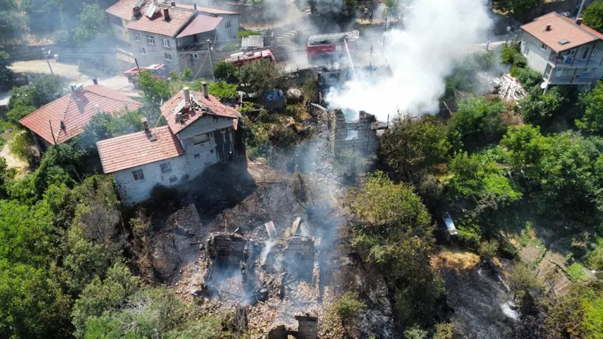 Antalya'da yangın: Alevler evlere sıçradı 2 Antalya'da yangın: Alevler evlere sıçradı 2