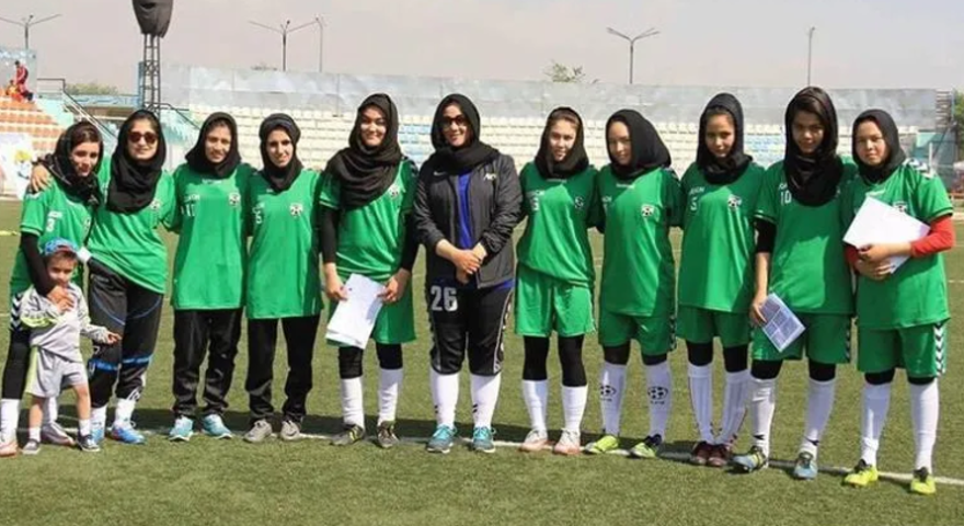 Afganistan'ın kadın genç futbol takımı Pakistan’a ulaştı 5 Afganistan'ın kadın genç futbol takımı Pakistan’a ulaştı 5