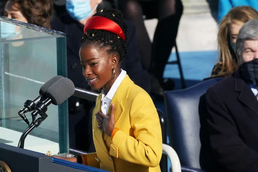 Joe Biden'ın töreninde şiir okuyan Amanda Gorman'a bir günde iki milyon takipçi 3 Joe Biden'ın töreninde şiir okuyan Amanda Gorman'a bir günde iki milyon takipçi 3