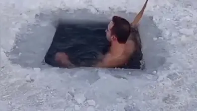 Rusya değil Ardahan! -20 derecede buzlu suya girdi