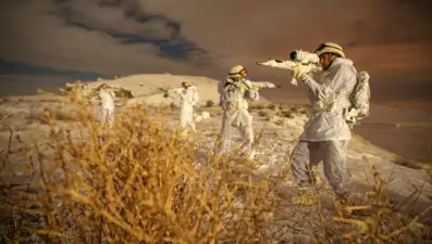 En uzun gecede eller tetikte