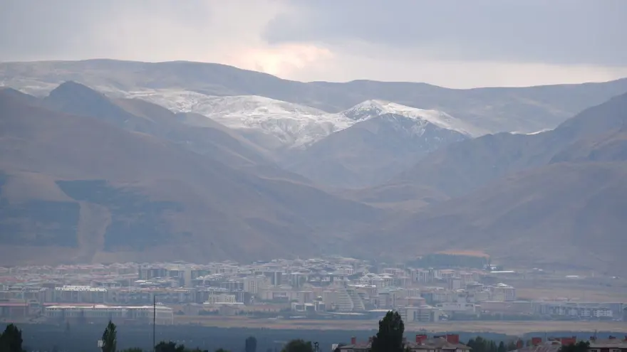 Mevsimin ilk karı yağdı! Hava sıcaklığı 10 derece birden düştü 1