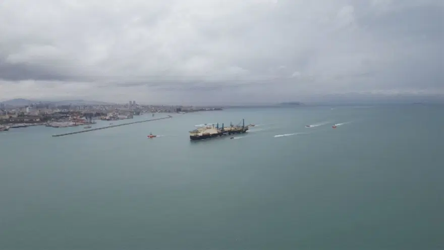 İstanbul Boğazı gemi trafiğine yeniden açıldı 1