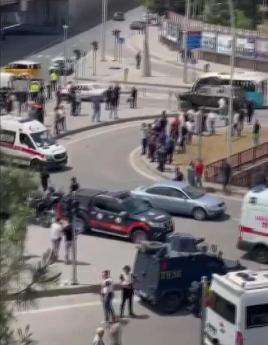 Avukat kendisine saldıran kişiyi silahla vurdu 