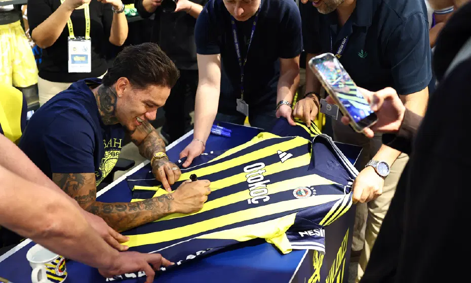 Ederson, imza gününde Fenerbahçeli taraftarlarla bir araya geldi