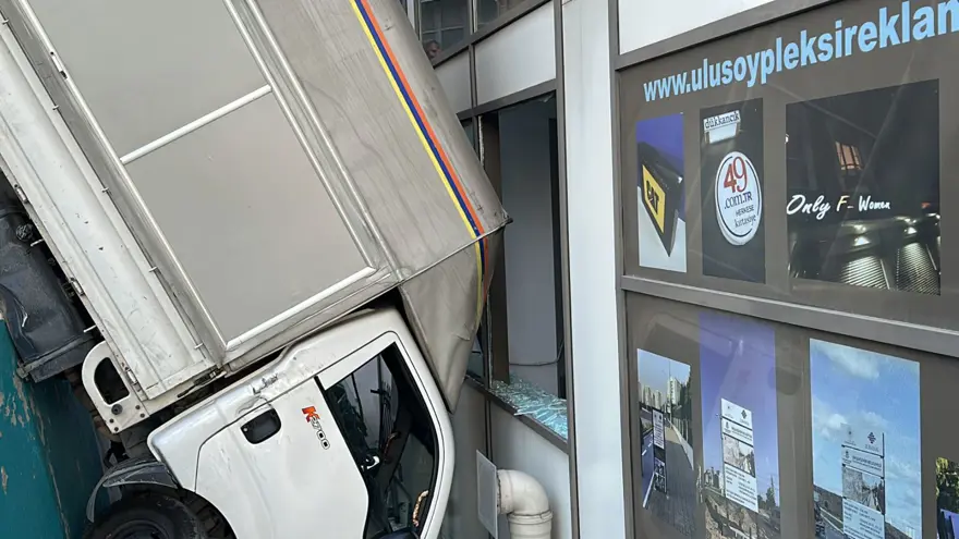 Kağıthane'de korku dolu anlar: Pedalı takılan kamyonet bina boşluğuna düştü 4 Kağıthane'de korku dolu anlar: Pedalı takılan kamyonet bina boşluğuna düştü 4