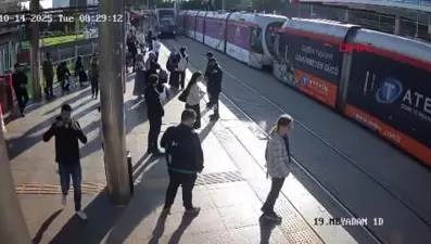 Tramvayın altında kalmaktan güvenlik görevlisi kurtardı