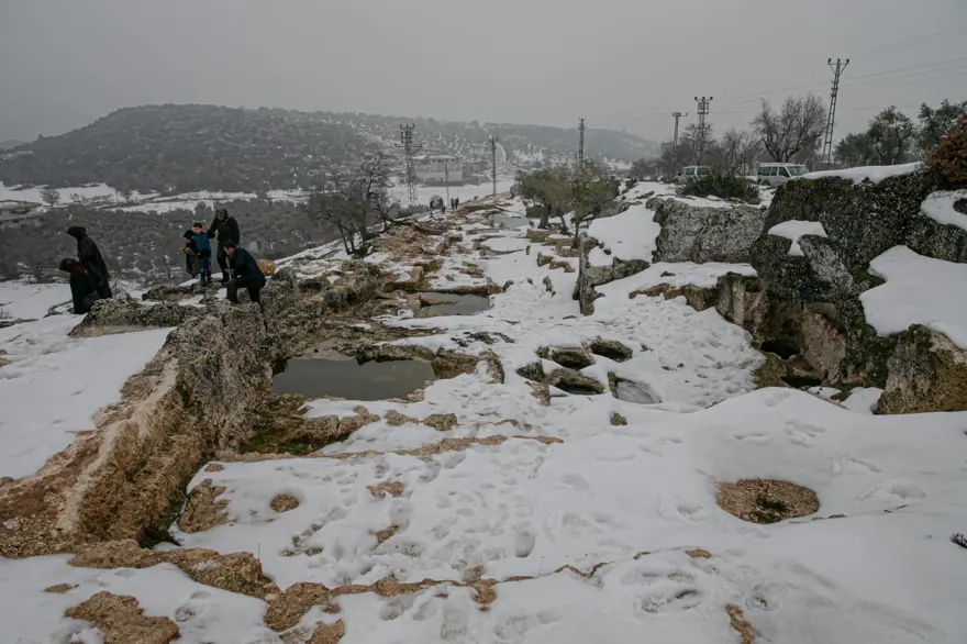 Hatay'da Gelinler Dağı Nekropol Alanı beyaza büründü 9
