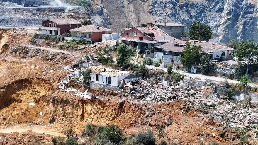 İstanbul'da bir mahalle diken üstünde! Uçurumun kenarındaki evleri yutuyor 1 İstanbul'da bir mahalle diken üstünde! Uçurumun kenarındaki evleri yutuyor 1
