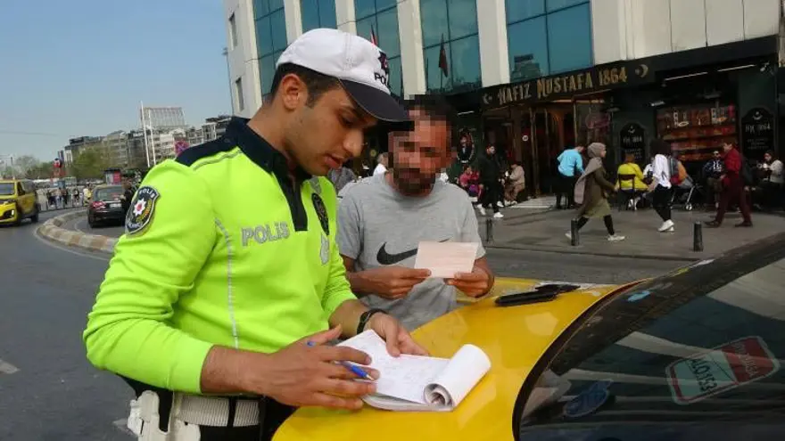Taksim'de taksilere denetim: Binlerce lira ceza kesildi 4