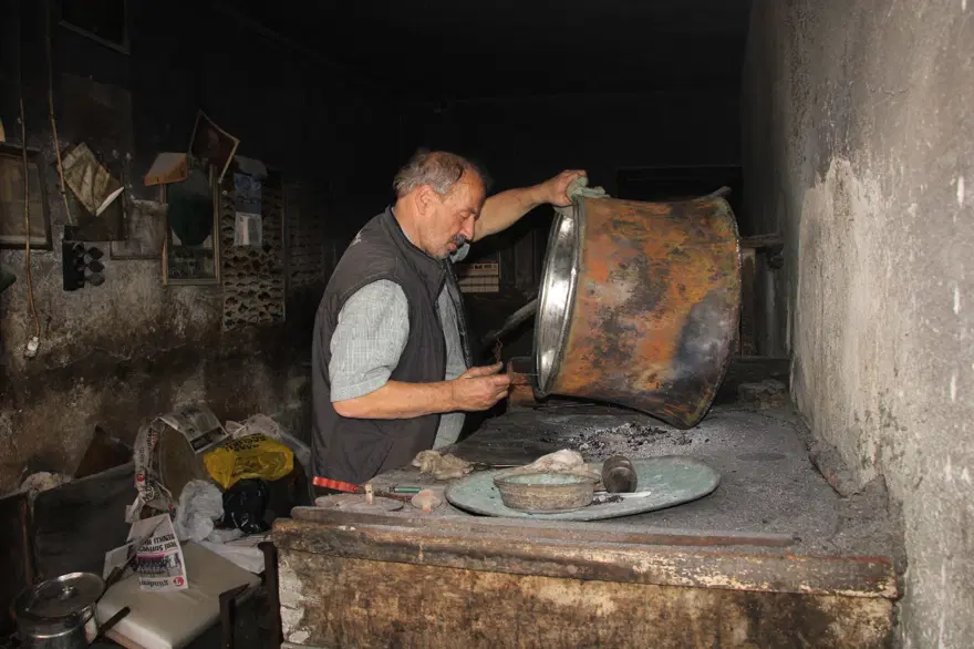 69 yaşında baba mesleğini sürdürüyor: Yarım asrı aşkındır aynı dükkanda 