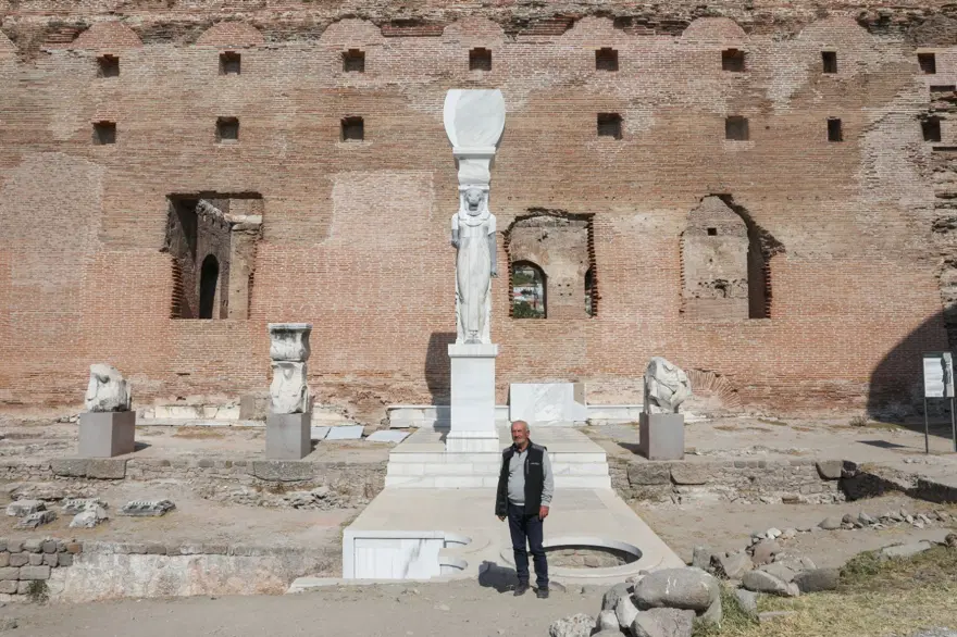 Bergama Antik Kenti'ndeki 2 bin yıllık eserlere usta dokunuşu 1