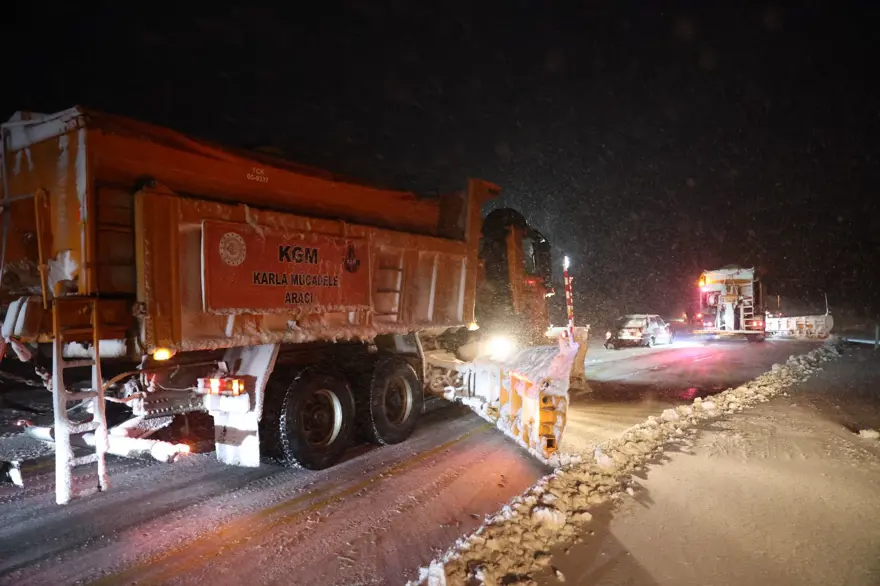 Kırklareli'nde kar yağışı etkisini arttırdı: Sınır kapısında ulaşım durma noktasında 9