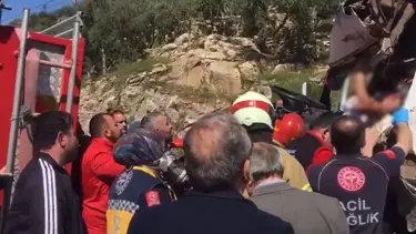 Bursa'da 2 TIR kafa kafaya çarpıştı:1'i ağır 2 yaralı