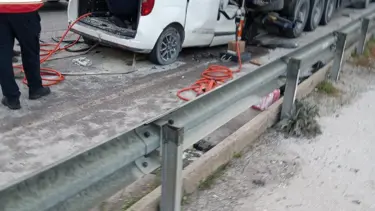 TIR'a ok gibi saplandı: Bir ölü