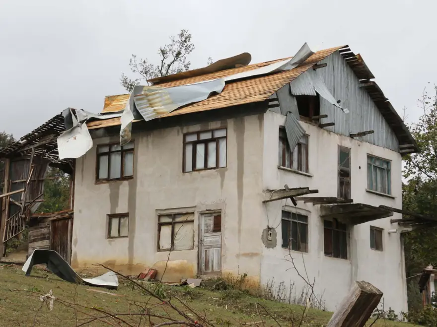 Bolu'da hortum: Ağaçlar devrildi, çatılar uçtu 11
