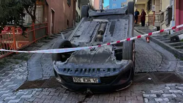 El freni çekilmeyen otomobil takla attı!