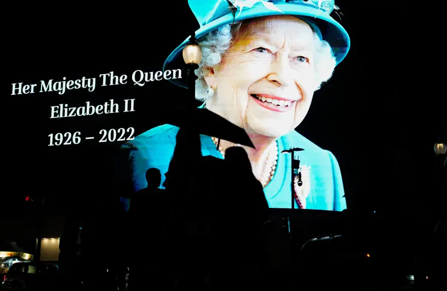 İngiltere'de yas: Halk Buckingham Sarayı'na akın etti 6