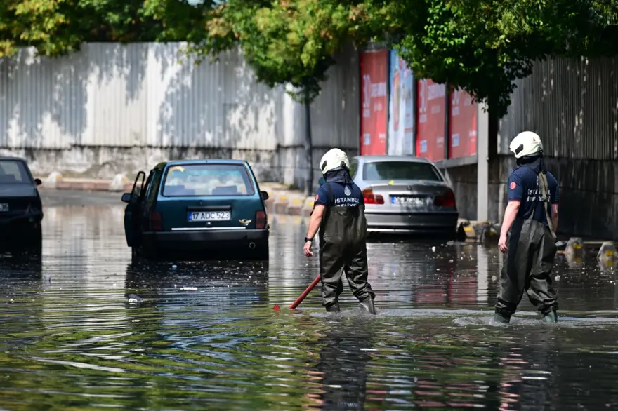 İstanbul için uyarı verilmişti: Kuvvetli yağış etkisini gösteriyor 12
