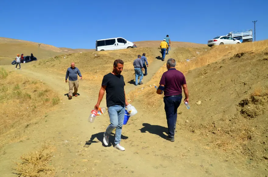 'Şifalı' sanılan pis suyu içmek için Türkiye'nin dört bir yanından Muş'a geliyorlar 6