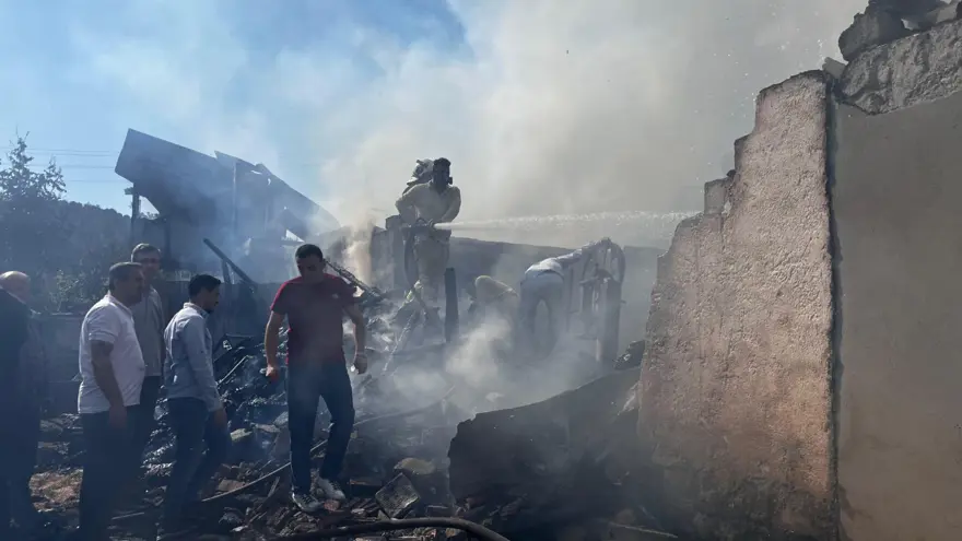 Kastamonu'da yangın: Bir kişi hayatını kaybetti, 3 ev küle döndü 