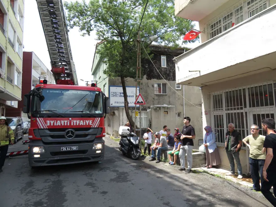 Ataşehir'deki yangında can pazarı: 3'ü çocuk 11 kişi kurtarılmayı bekledi 