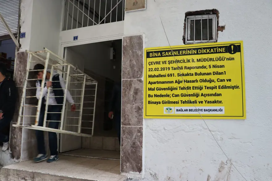 Diyarbakır'da ağır hasarlı binaya tahliye 6