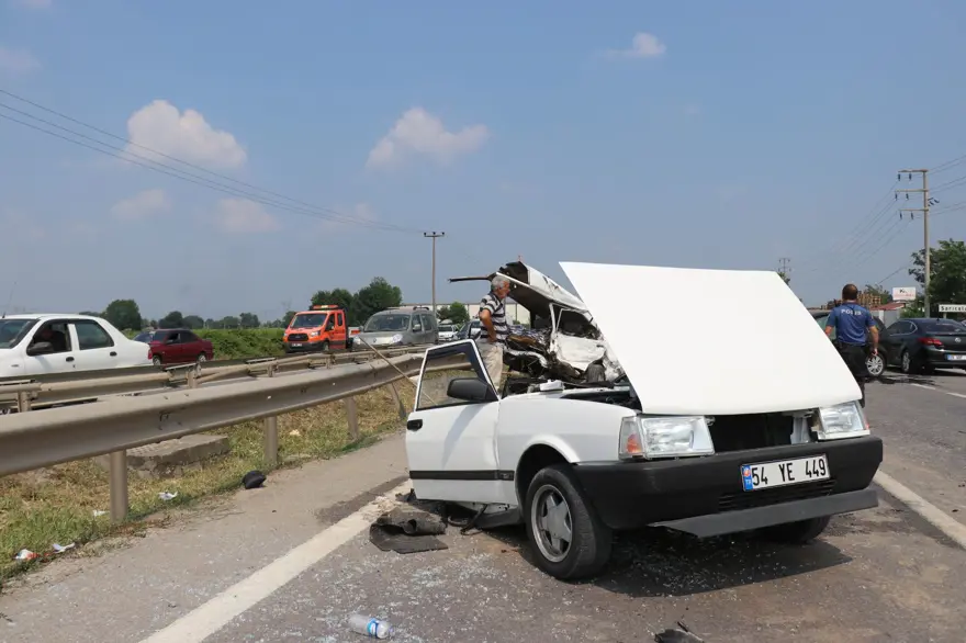 E-5'teki kazada otomobil ikiye bölündü 3 E-5'teki kazada otomobil ikiye bölündü 3