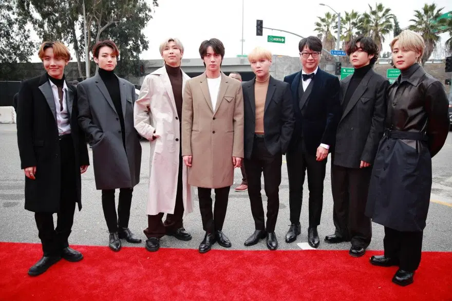 Jungkook'un dövmelerini örnek gösteren Güney Koreli parlamenter, BTS hayranlarını kızdırdı 2 Jungkook'un dövmelerini örnek gösteren Güney Koreli parlamenter, BTS hayranlarını kızdırdı 2