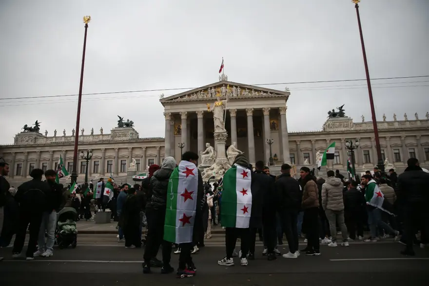 Avrupa'daki Suriyeliler, Baas rejiminin devrilmesini kutladı 9